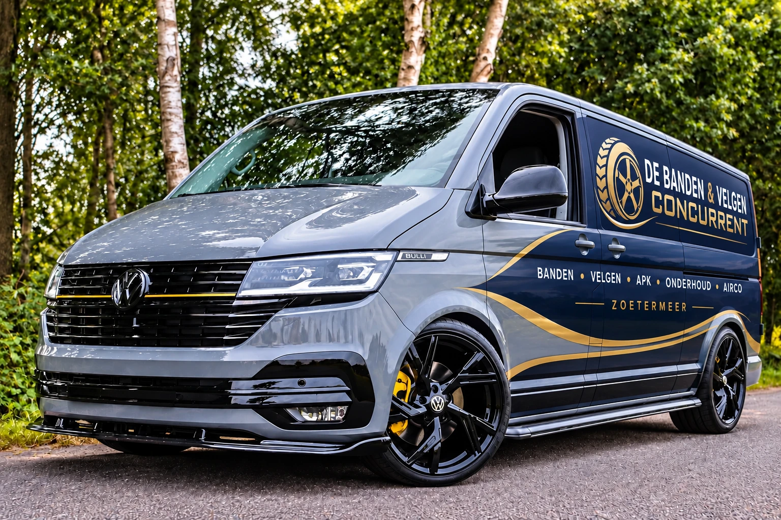 Volkswagen Transporter met reclame van De Banden en Velgen Concurrent in marineblauw en goud